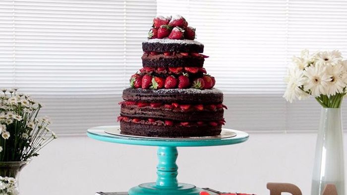 NAKED CAKE MORANGO E CHOCOLATE