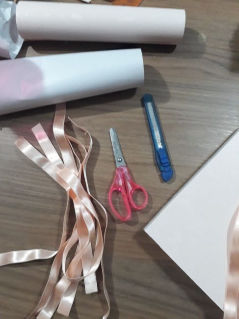 O papel e a fitinha que eu já havia comprado - Cortei pedaçinhos para o lacinho do meio e a fita que