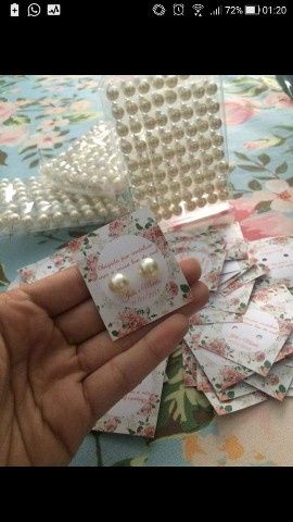 Pensei em botar um brinquinho tbm como esse