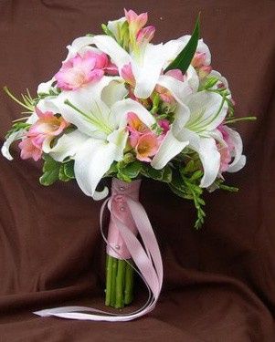 Esse é bem bonito. Tem lírios brancos e umas florzinhas rosas (não sei o nome delas). Mas pra mim, e