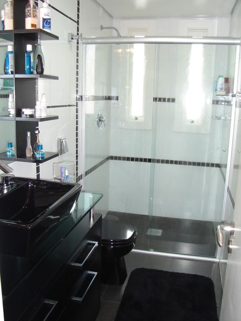Banheiro preto e branco