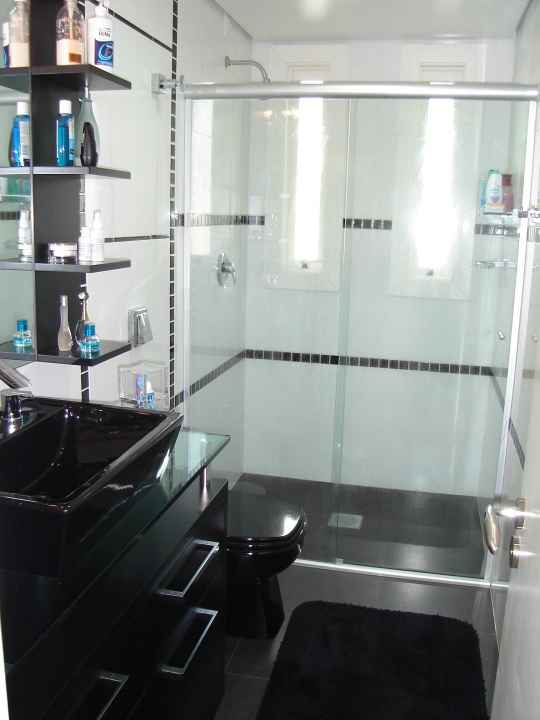 Banheiro preto e branco