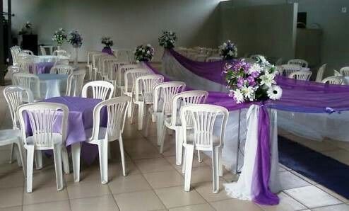 Cadeiras de plástico e "buffet" - 1