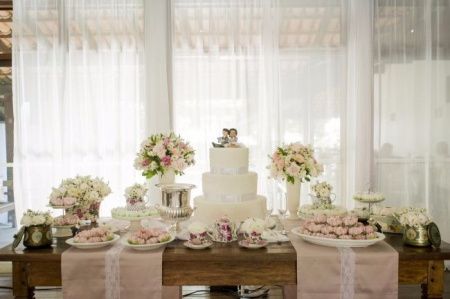 Organização da mesa do bolo e doces