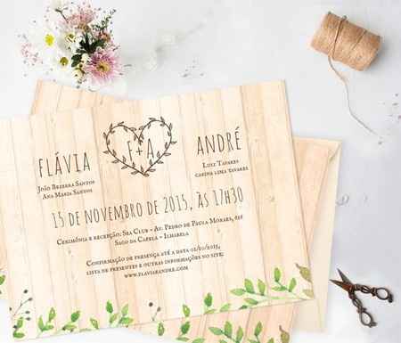 Convite 5-Papel imitando madeira, com detalhes de folhas em baixo.