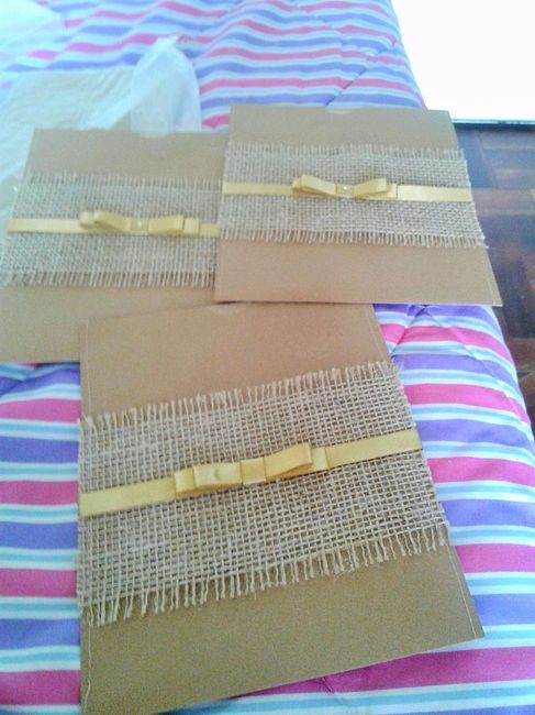 O envelope do convite em papel craft e juta