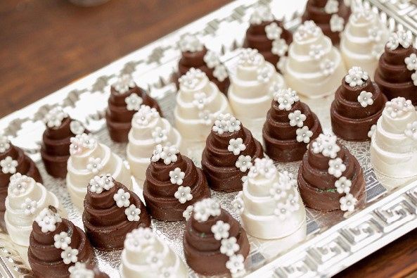 Bombom de chocolate preto e branco 