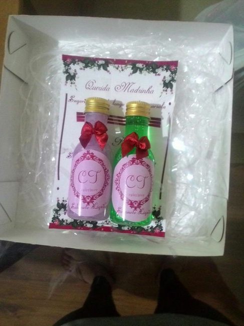 Utilizei garrafinhas com sabonete líquido de lavanda e outro de erva doce para presentear as madrinh