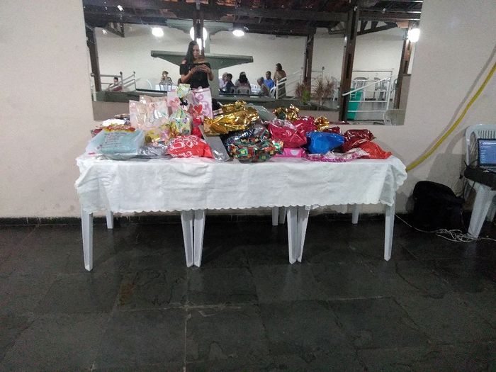 Esqueci do cantinho de presentes. Tinha 30min de festas quando minha madrinha tirou essa foto.  Tive