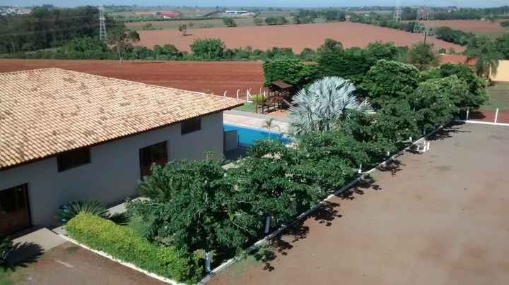 Amplo estacionamento, campo de futebol, playground e piscina para a familia usar no domingo.