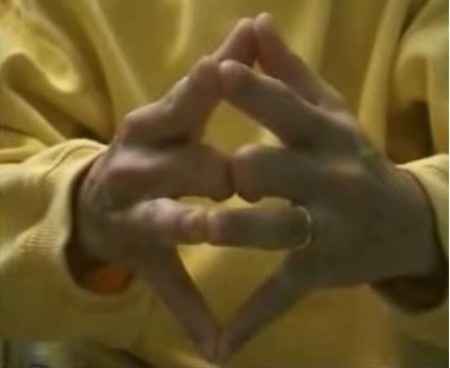 Você sabe o significado da aliança no 4º dedo?
