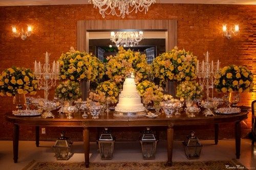 mesa em amarelo