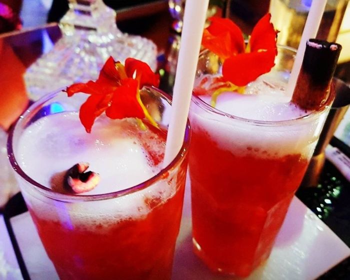 drink com espuma e flores