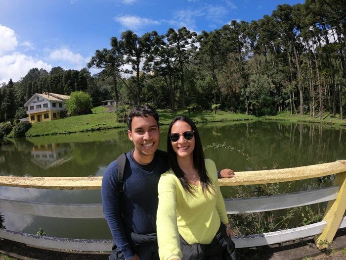 lago ao lado do pórtico de gramado