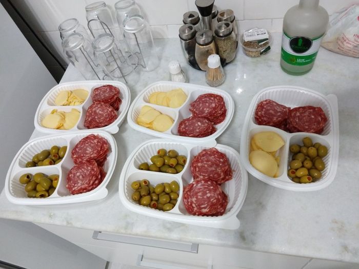 preparei o nosso petisco em potes descartáveis