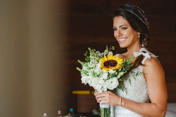 buque com um girassol e flores brancas 