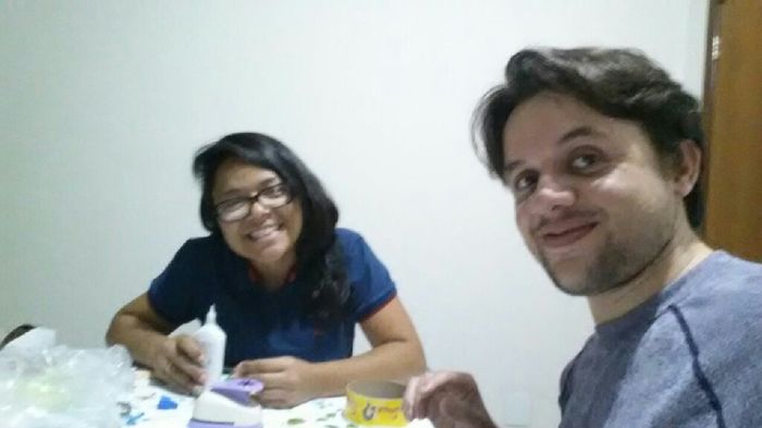 Ajudando a noiva a fazer forminhas pros doces - 1