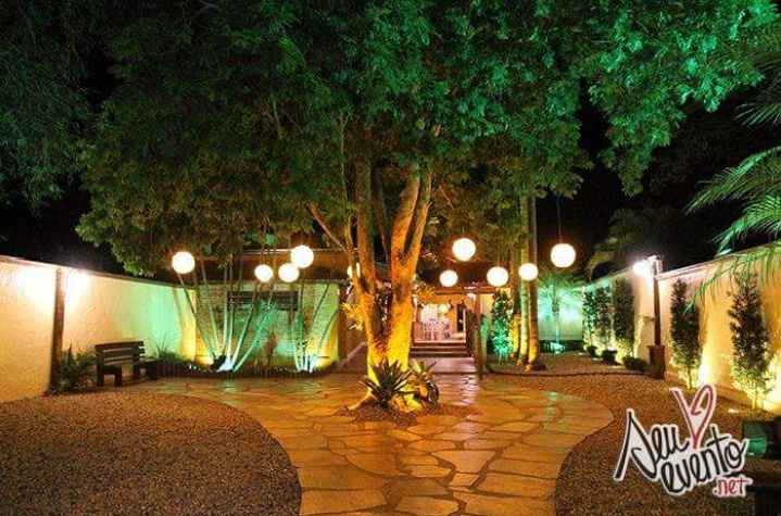 Vista do jardim de fora para dentro com a iluminação externa ofercida