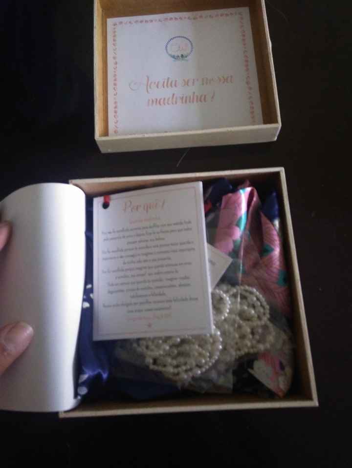 Caixinha das madrinhas com os itens (robe personalizado + convite + duas sandálias de pé) 