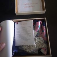 Caixinha das madrinhas com os itens (robe personalizado + convite + duas sandálias de pé) 