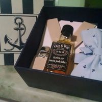 Caixinha padrinhos com os itens (suspensório, gravata e um Whisky) 