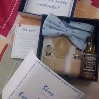 Caixinha padrinhos com os itens (suspensório, gravata, um Whisky e convite) 