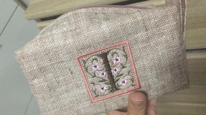 Necessaire com a inicial da madrinha!