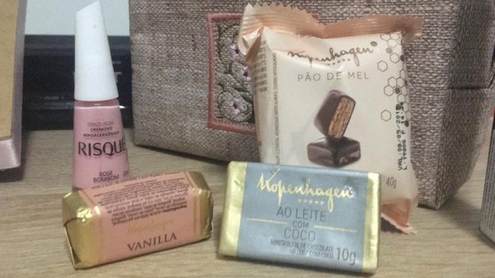 Doces que não pode faltar, e o esmalte com a cor que escolhi do vestido delas!