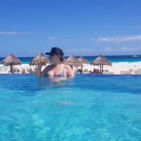 Piscina com borda infinita - e bebendo uma gelada hahahaha