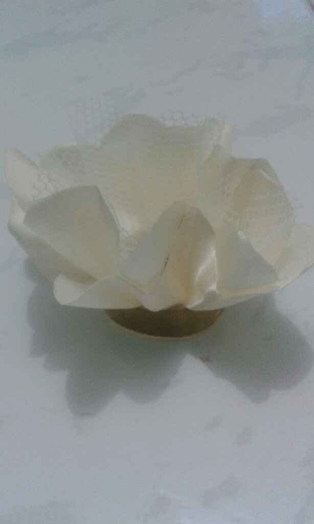 Olha noivinhas,minhas forminhas para os doces,eu mesma que estou fazendo o que vcs acham? - 2