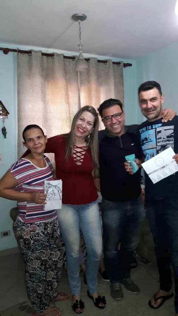Entregando os convites. - 2