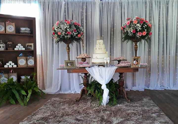 mesa linda e rústica do bolo