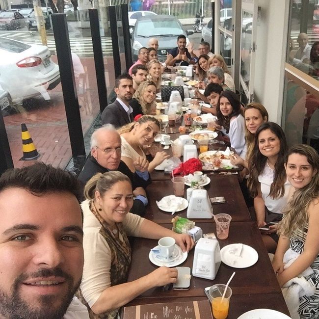Comemorando casamento  civil.