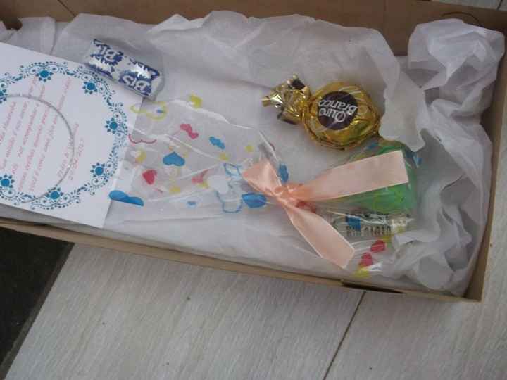 Caixa aberta, dei bombons, pulseira, amostra grátis de perfume e sabonete em formato de rosa