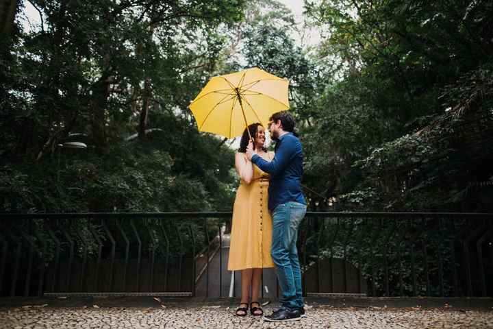 No Parque Trianon com o guarda chuva amarelo rs