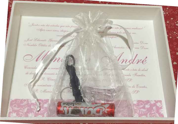 Base da caixa com o convite do casamento