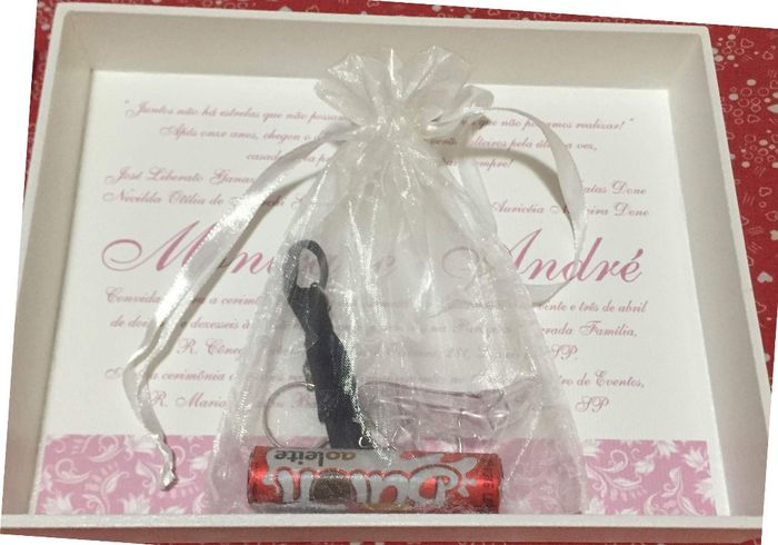 Base da caixa com o convite do casamento