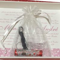 Base da caixa com o convite do casamento