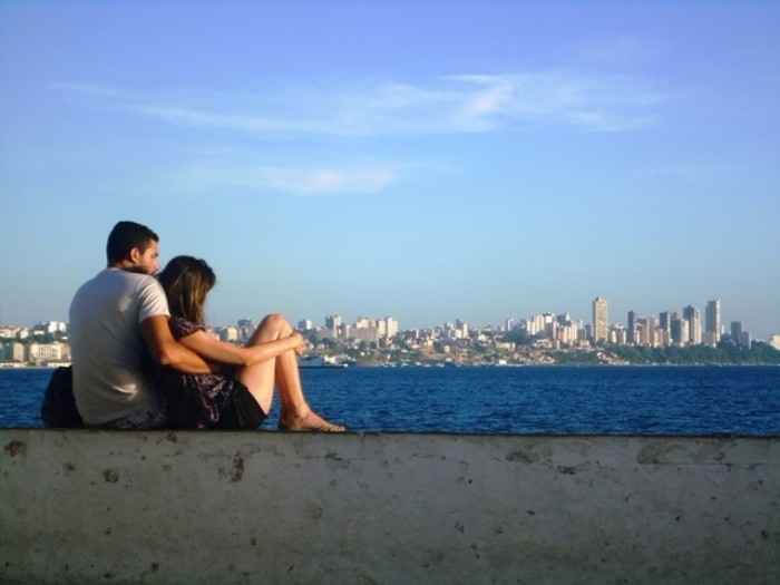 UM CASAL.