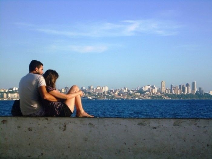 UM CASAL.