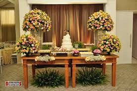 Decoração amarela com rosa