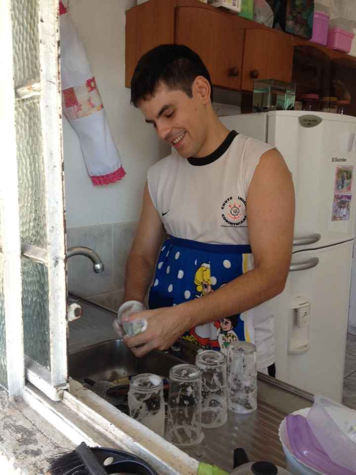 Homem lavando pratos - 1