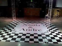 Pista de dança com tapete Estilo anos 70 com nomes.