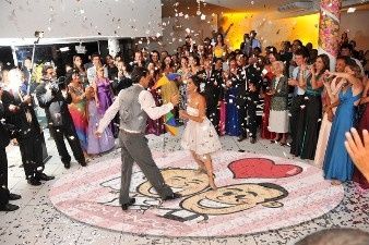 Tapete para pista de dança com arte em caricatura.