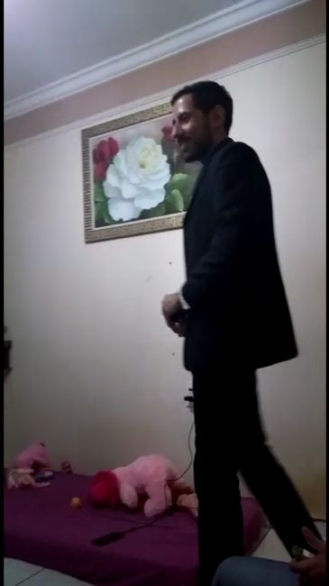 E de repente ele chega todo na beka rsrrsr de terno e gravata......