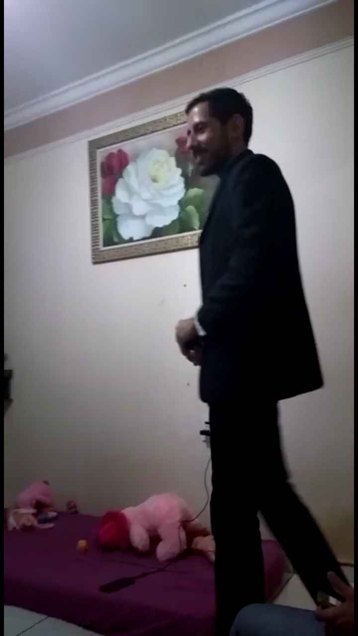 E de repente ele chega todo na beka rsrrsr de terno e gravata......