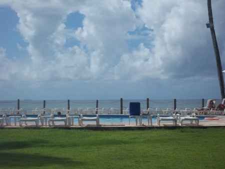 Piscina em frente ao mar