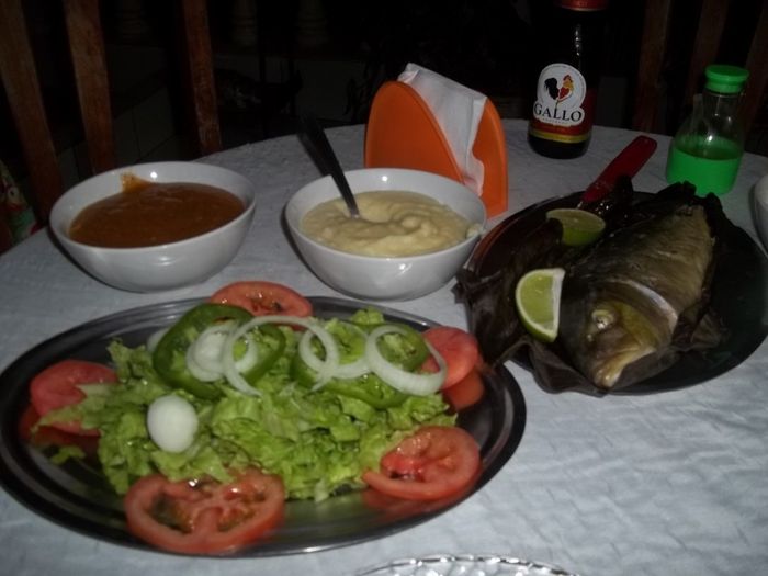 Peixe assado na folha da bananeira