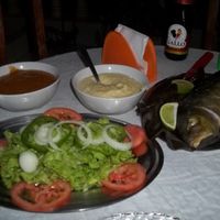 Peixe assado na folha da bananeira