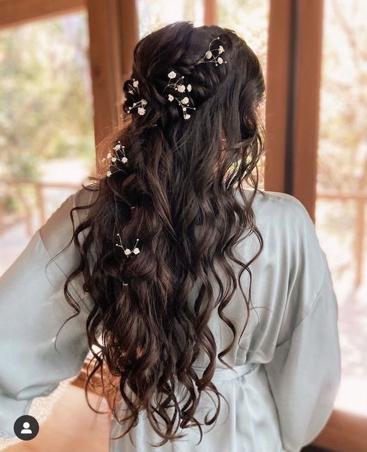 Olá noivinhas, qual penteado vão fazer? Vão usar coroa? Estou pensando em um coque com uma coroa , o que acham? 2